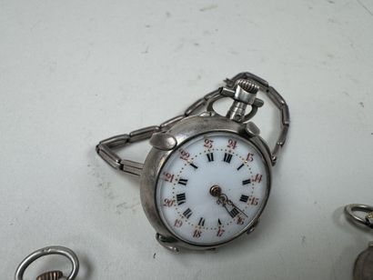 Collection de 9 montres de col en argent...