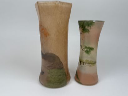 Deux vases en verre coloré à décor peint...