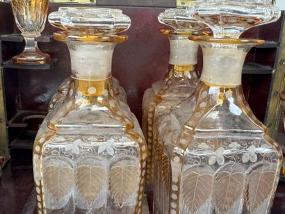 Cave à liqueur Napoléon III en bois et marqueterie...