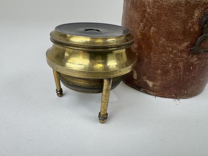 Petite loupe tripode de bureau en laiton...