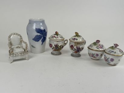 Lot comprenant :
- COPENHAGUE.
Petit vase...