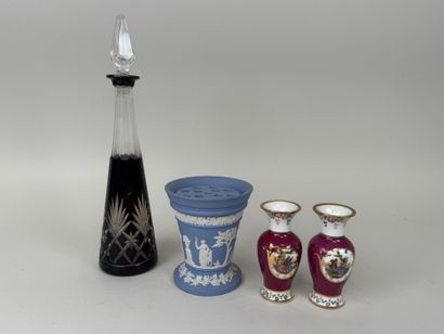Lot comprenant :
-WEDGWOOD.
Pique-fleurs...