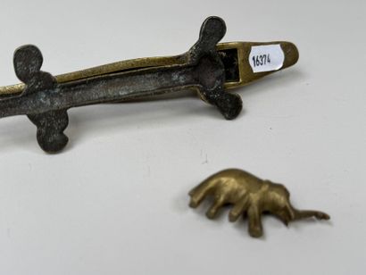 Lot en bronze et laiton comprenant :
- un...