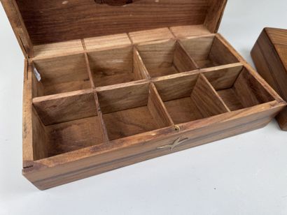 3 coffrets dont :
- un en bois, compartimenté...