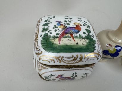 Coffret en porcelaine polychrome et or à...