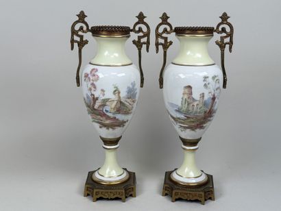 Paire de vases en porcelaine polychrome et...