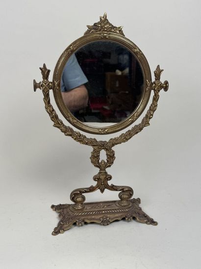 Petit miroir psyché en métal doré à décor...