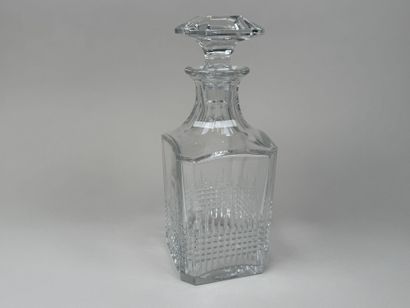 BACCARAT.
Carafe à whisky en cristal taillé.
Estampillée.
H....