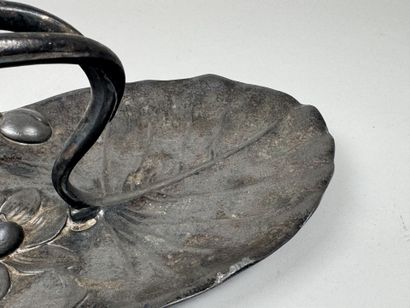 GALLIA.
Coupe en métal argenté à décor de...