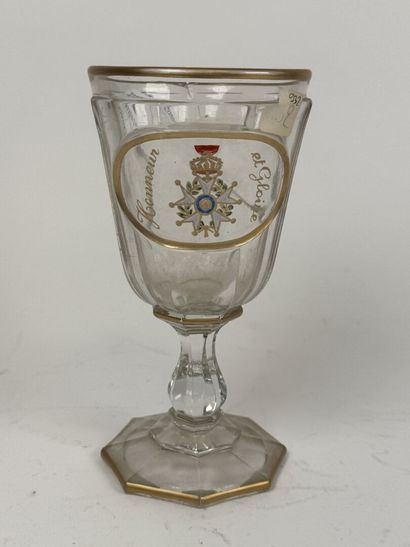 Verre à pied en verre moulé rehaussé à l'or...