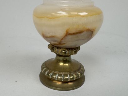 Petit vase soliflore en albâtre et bronze,...