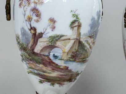 Paire de vases en porcelaine polychrome et...
