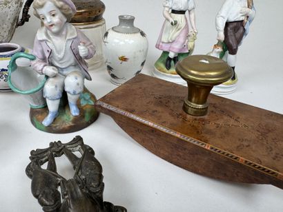 Important lot d'objets de vitrine comprenant...