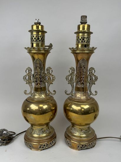 INDICHIEN, XXe.
Paire de lampes en laiton...