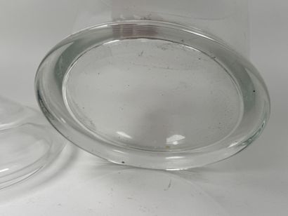 Grand bocal ou pot couvert en verre moulé...