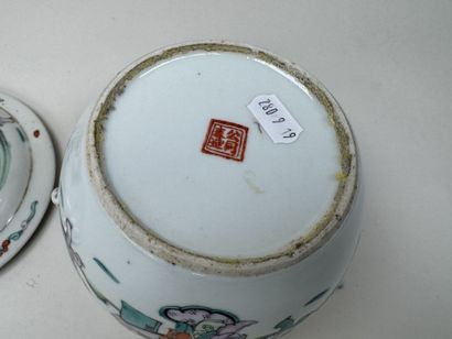 CHINE, XXe.
Pot couvert en porcelaine polychrome...