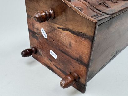Boîte à sel en noyer ouvrant par un abattant...