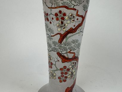 Vase en verre à décor émaillé et polychrome...
