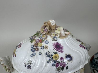 Lot en porcelaine et faïence polychrome et...