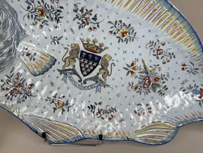 DESVRES.
Grand plat en faïence polychrome...