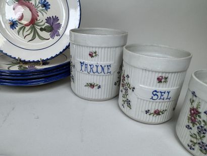 Lot en porcelaine et faïence polychrome comprenant...