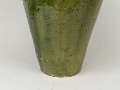 Important vase en grès émaillé sur fond vert.
Marque...