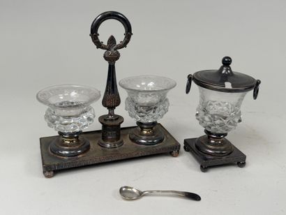 Lot en métal argenté et cristal taillé comprenant:
-...