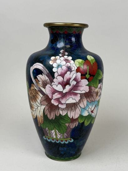 ASIE, XXe.
Vase balustre en laiton cloisonné...