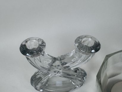 Lot en verre comprenant :
- un bougeoir ou...