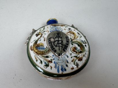 Lot en faïence et porcelaine polychrome comprenant...