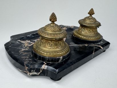 Encrier de bureau en marbre et bronze ciselé...