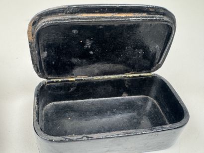 Trois petites tabatières en bois dont une...
