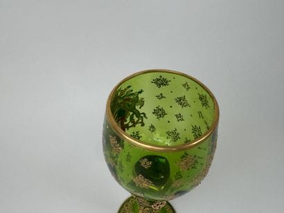 Verre calice en cristal coloré à décor émaillé...