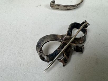 lot en argent comprenant:
- un bracelet avec...
