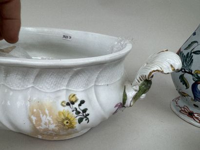 Lot en porcelaine et faïence polychrome et...