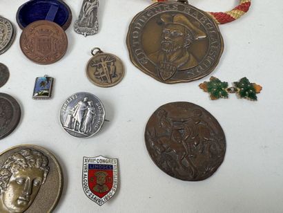 Lot d'une vingtaine de médailles, pièces...