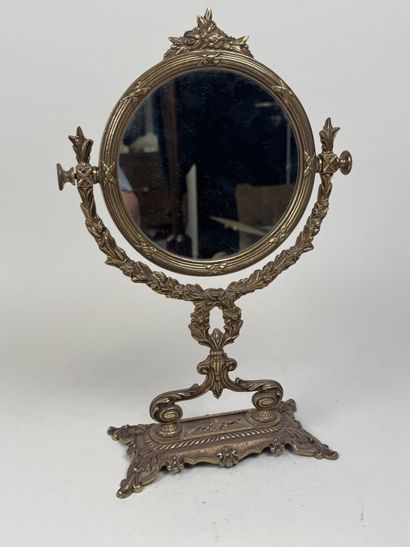 Petit miroir psyché en métal doré à décor...