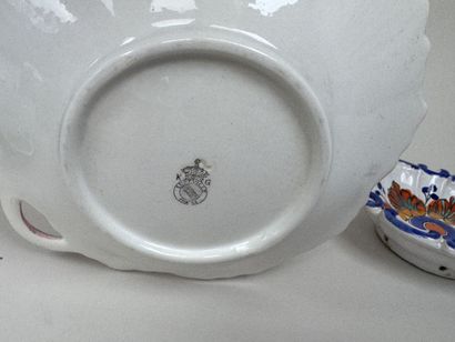 Lot en faïence et porcelaine polychrome et...