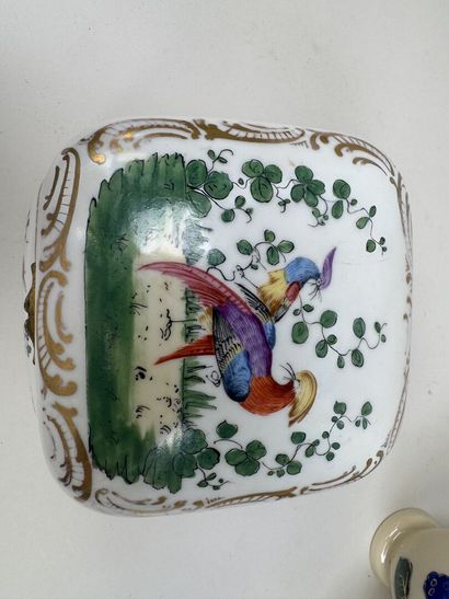 Coffret en porcelaine polychrome et or à...