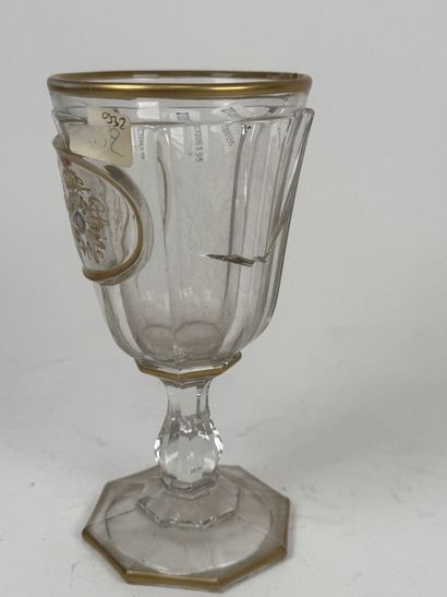 Verre à pied en verre moulé rehaussé à l'or...