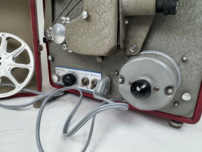 CINEGEL - ROYAL.
Caméra projecteur en valise.
23...