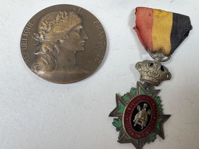 Lot de médailles en bronze dont :
- Pierre-Victor...