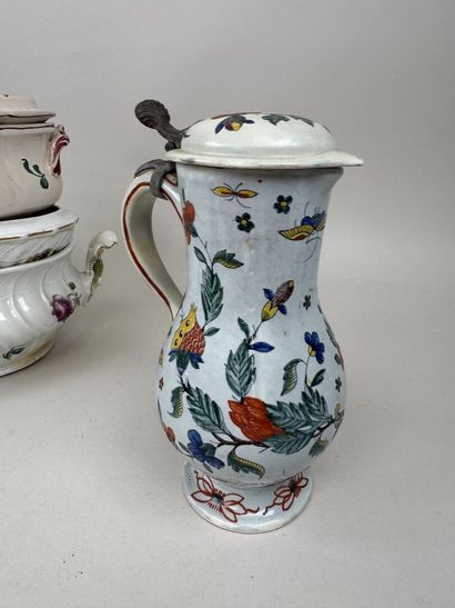 Lot en porcelaine et faïence polychrome et...