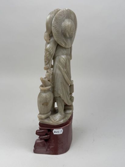 CHINE, XXe.
Pécheur.
Sujet en pierre de lard...
