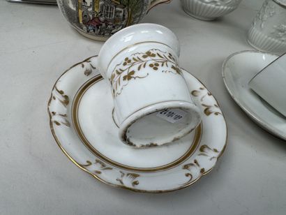 Lot en faïence et porcelaine comprenant :
-...