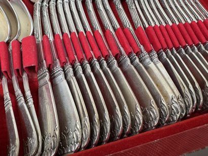 Partie de ménagère en métal argenté à décor...