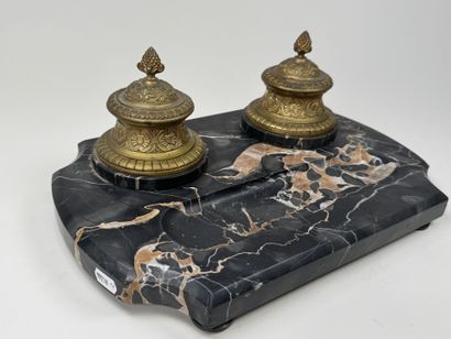Encrier de bureau en marbre et bronze ciselé...
