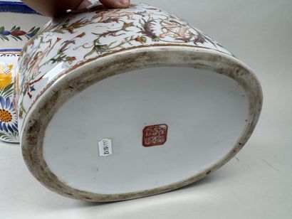 Lot comprenant :
- ASIE, XXe.
Grande jardinière...