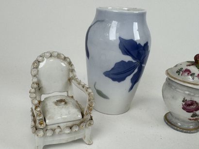 Lot comprenant :
- COPENHAGUE.
Petit vase...