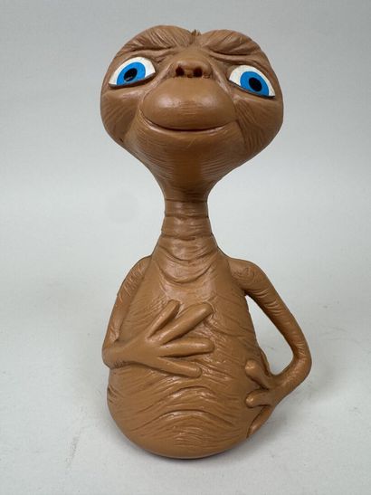 E.T.
Sujet en plastique marron.
H. 20 cm...